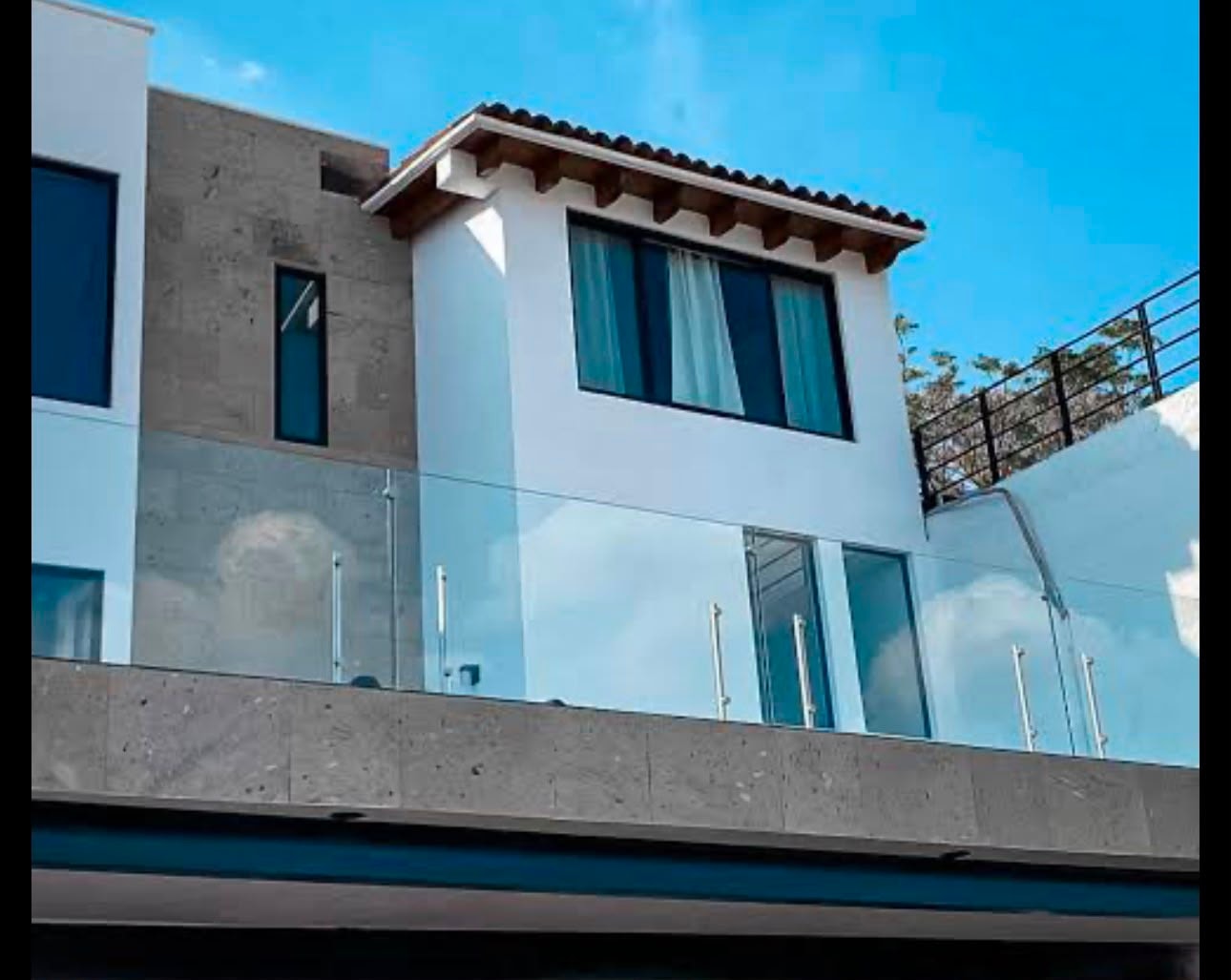Fachada de aluminio y vidrio moderna