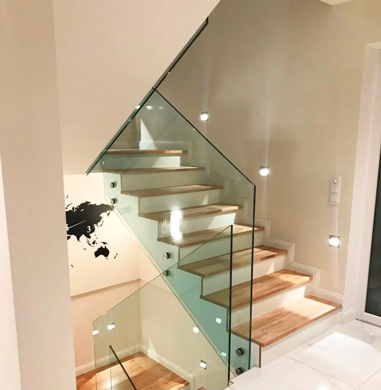 Casa moderna con ventanas de aluminio negro