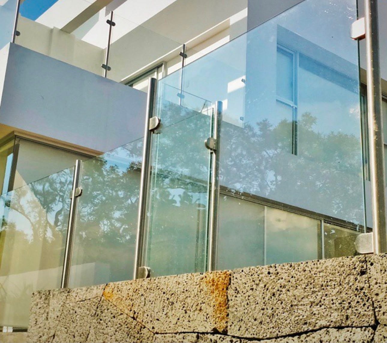 Fachada con cancelería de aluminio