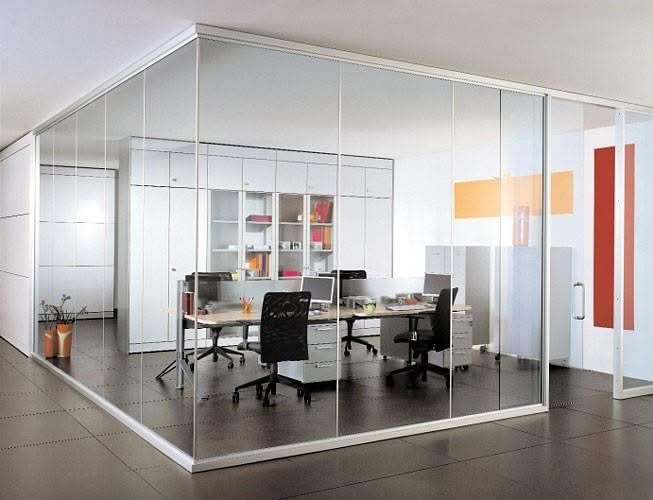 Cancelería de aluminio en fachada comercial