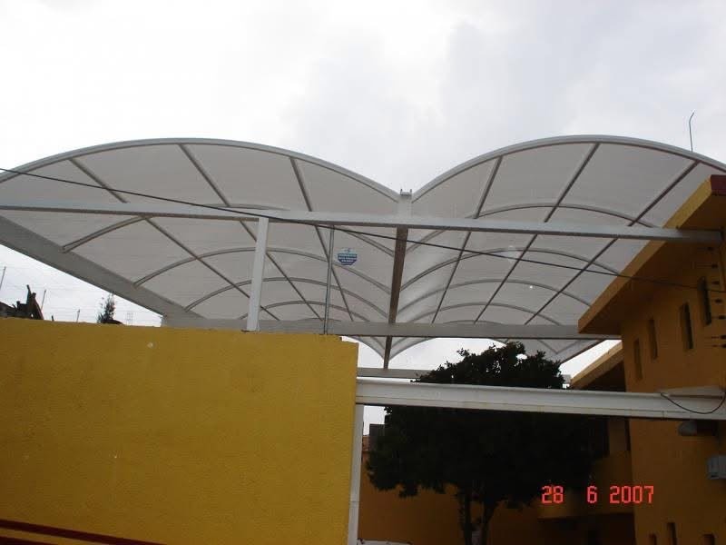 Pabellón de cristal moderno con vistas