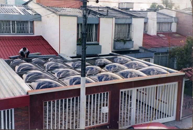 Atrio moderno con tragaluz y plantas