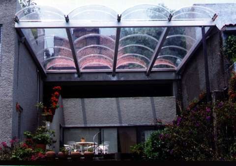 Casa moderna con alberca y jardín
