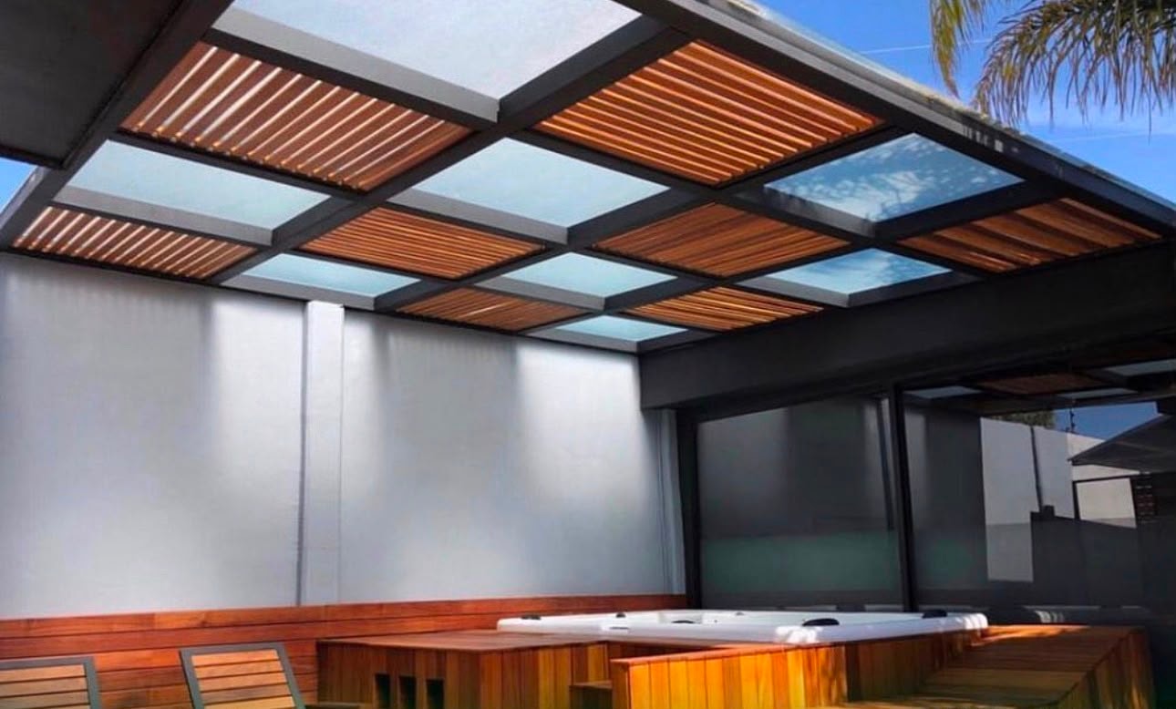 Pérgola con paneles retráctiles de sombra