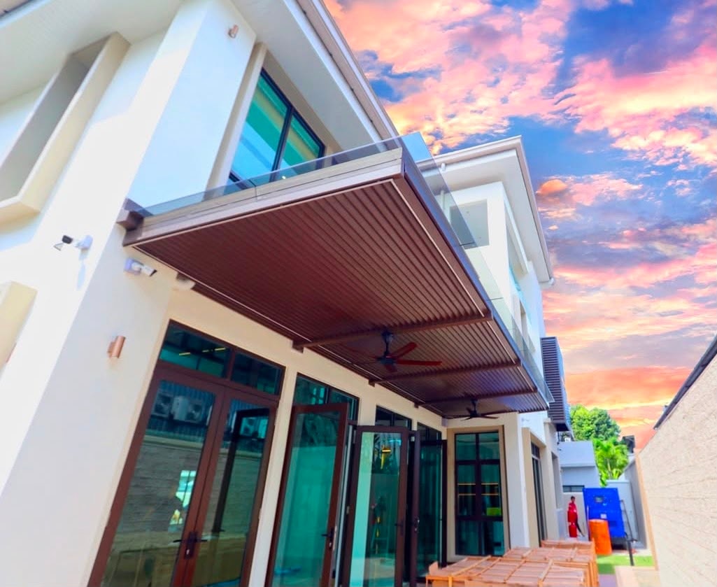 Pérgola de cristal sobre casa moderna