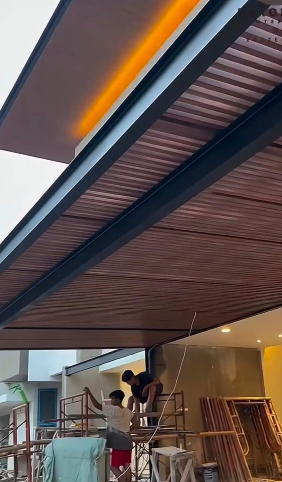Pérgola de cristal con marco negro