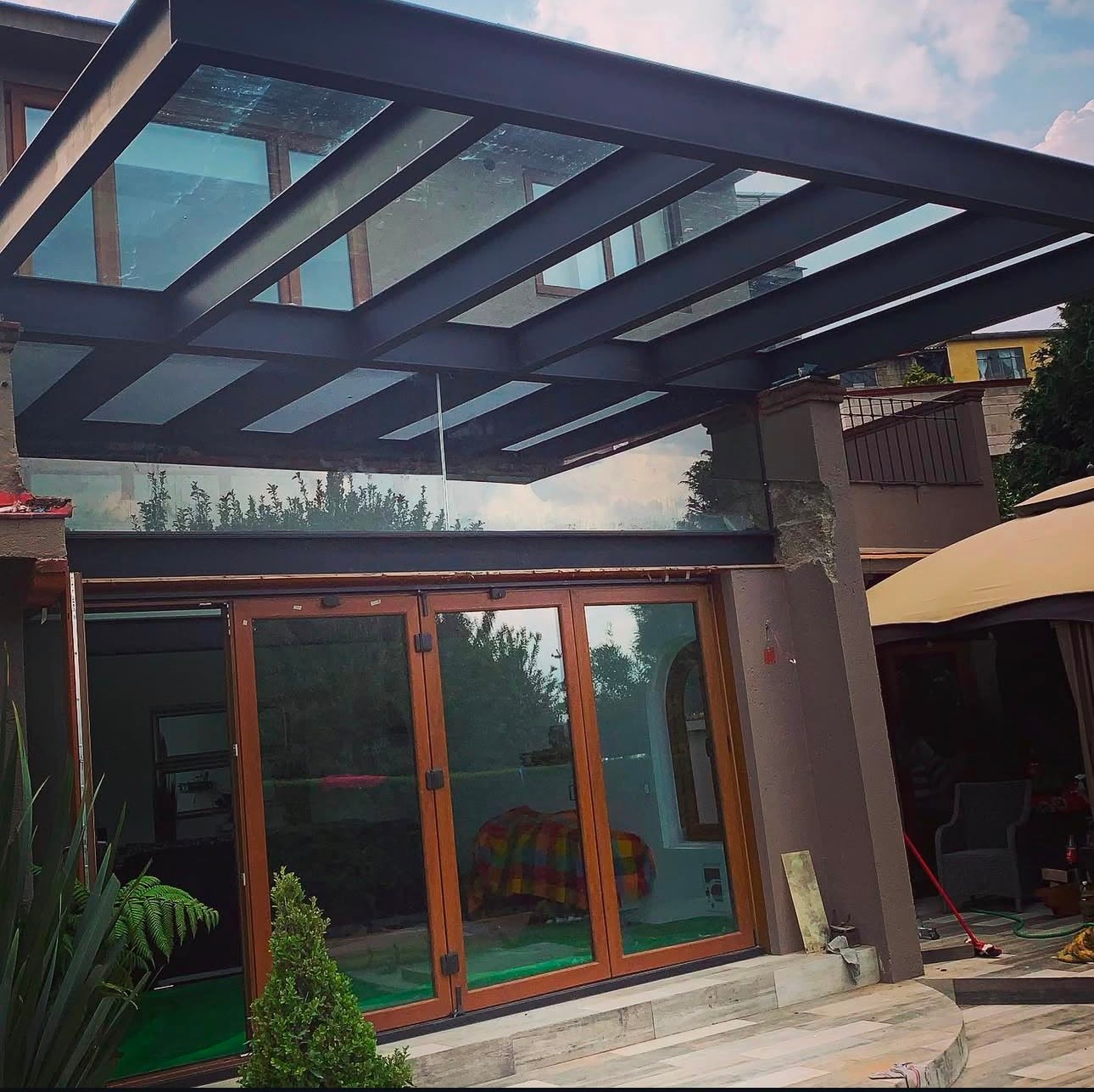 Cubierta de tela moderna sobre patio residencial