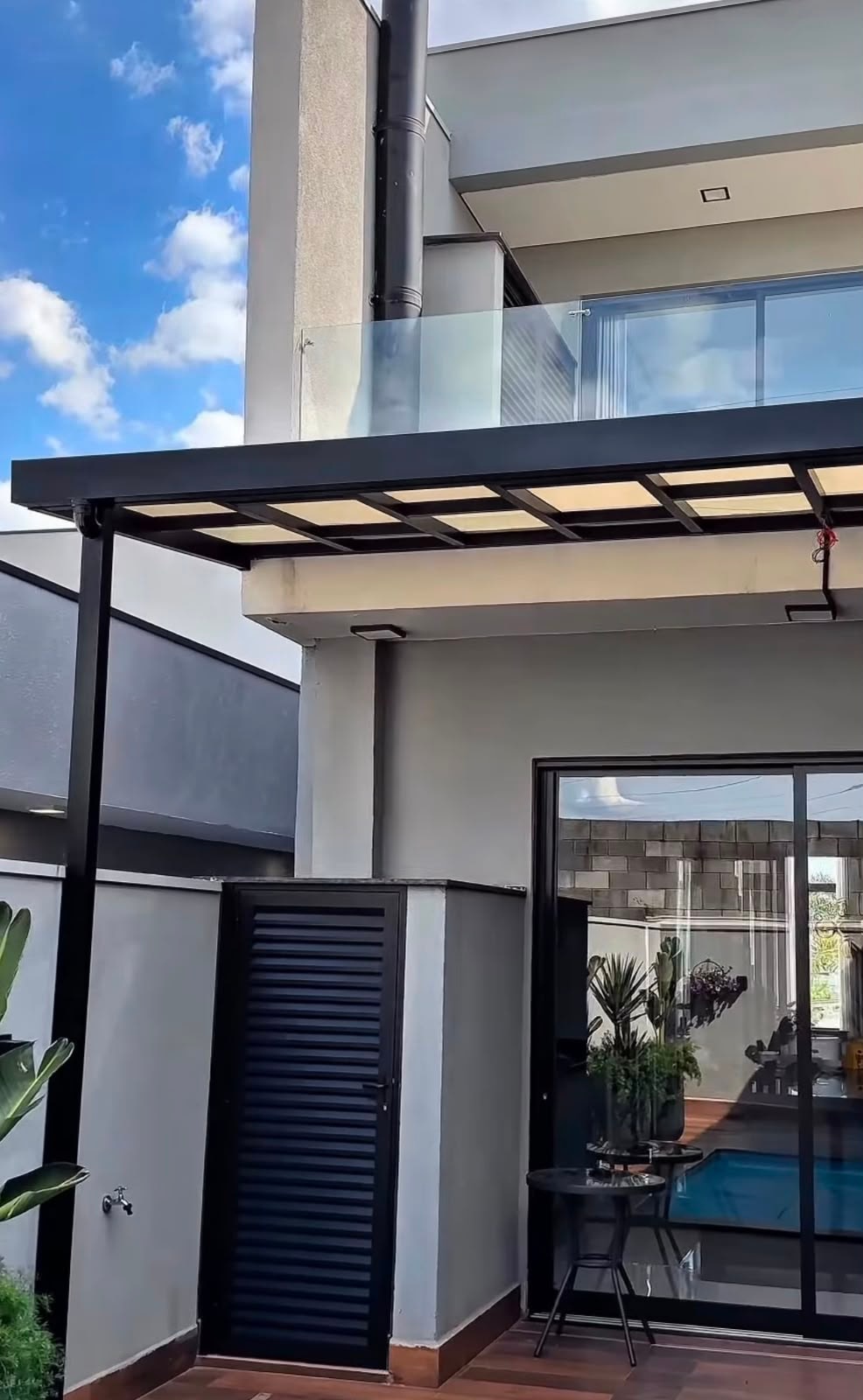 Techo blanco con ventilación en edificio moderno